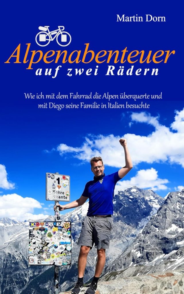 Buchcover mit einem Foto eines Mannes an einem mit Stickern beklebten Straßenschild, im Hintergrund tiefblauer Himmel und Bergkuppen.