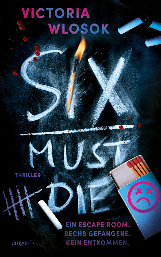 Buchcover, das wie eine Kreidetafel gestaltet ist, darauf groß der Kreide-Schriftzug "Six Must Die", wobei ein "I" aus einem brennenden Streichholz besteht, dazu ist unten rechts eine Streichholzschachtel mit einem pinken, Tod-Emoji abgebildet und unten rechts eine Strichliste mit fünf Strichen und einer Kreide, die zum sechsten ansetzt.